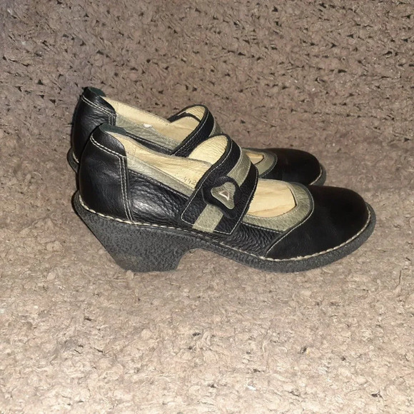 JUNGLA-Black/Gray  Leather Mary Jane Flats-Crepe Rubber Soles-Sz 37-Near Mint - Picture 4 of 7